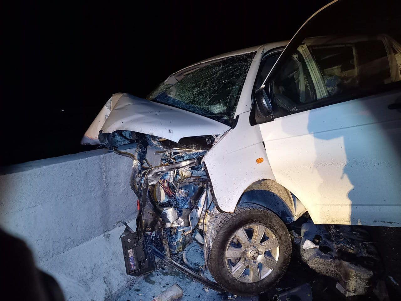 На трасі Київ-Одеса Volkswagen влетів у бетонний відбійник 4