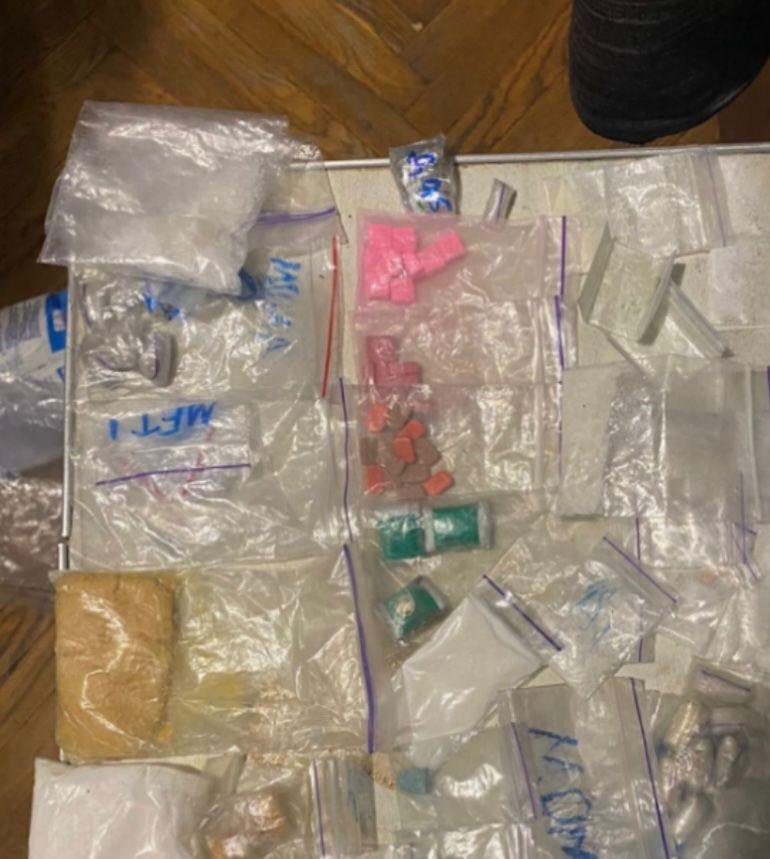 У Києві чоловік ховав «закладки» у жолудях 1