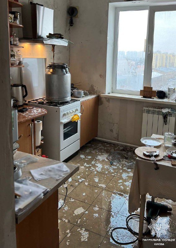 У Києві у багатоповерхівці вибухнув самогонний апарат: з квартири повилітали вікна 1