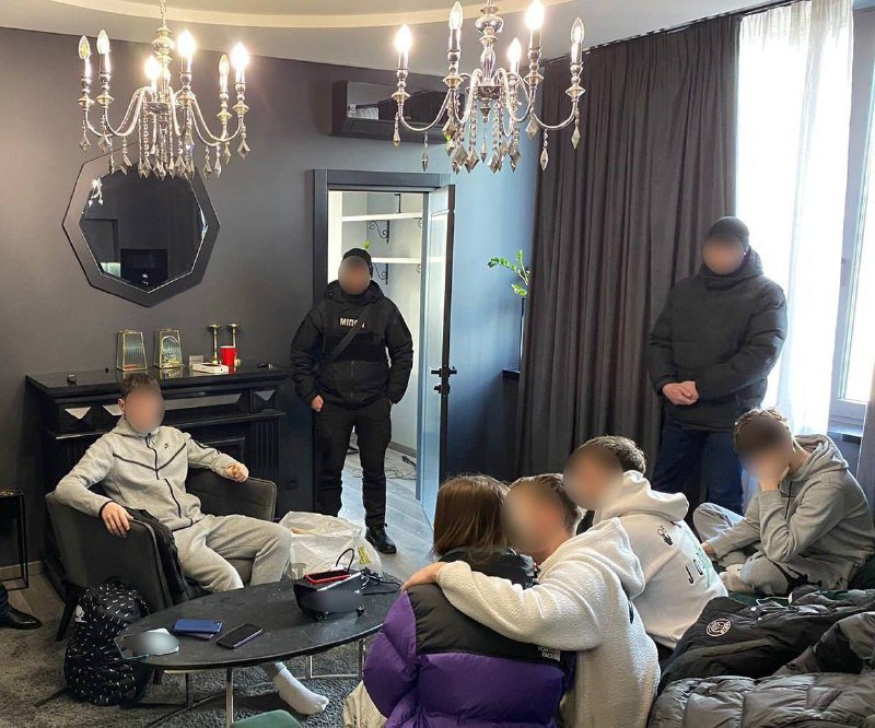 Споювали, ґвалтували і знімали на відео: у Києві у організаторів п’яних вечірок проводять обшуки 2