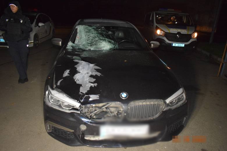 У Києві на Дарницькому мосту BMW збив водія, який чекав на оформлення ДТП,та втік із місця події 1