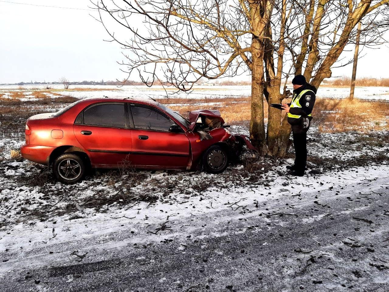На Київщині підліток без дозволу взяв Lanos батьків та влетів у дерево 1