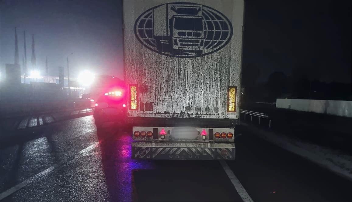 На Київщині вантажівка збила жінку, яка перебігала дорогу 2