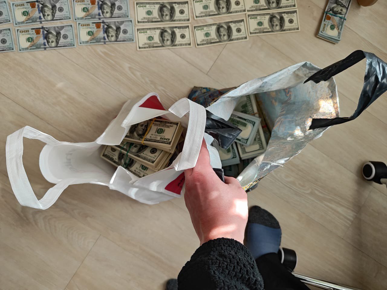 Били, підпалювали авто, погрожували: у Києві злочинці під видом добровольчих формувань вимагали гроші у підприємців 4