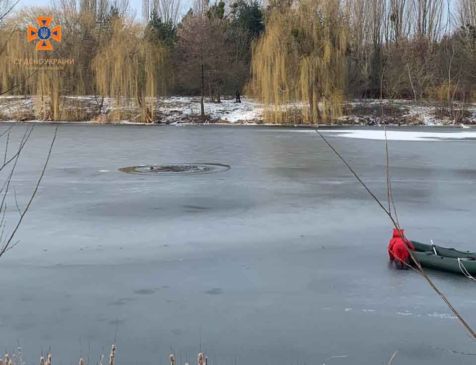 На Київщині врятували собаку, який потрапив у ополонку на річці 3