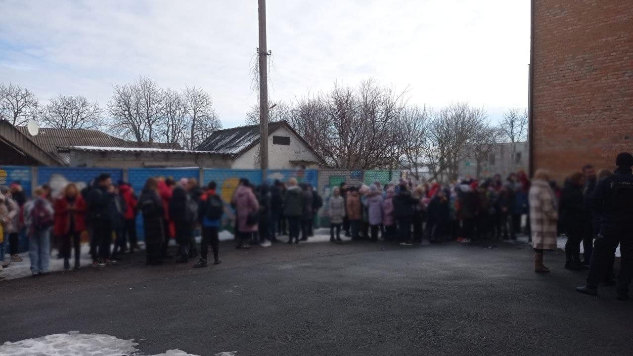 На Київщині підліток розпилив газовий балончик у ліцеї: евакуювали 240 учнів 1