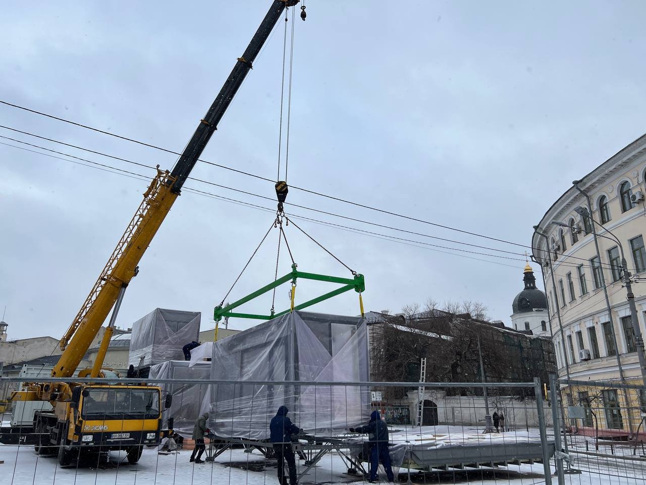 У Києві на Контрактовій площі встановлюють морські контейнери: що будують 1