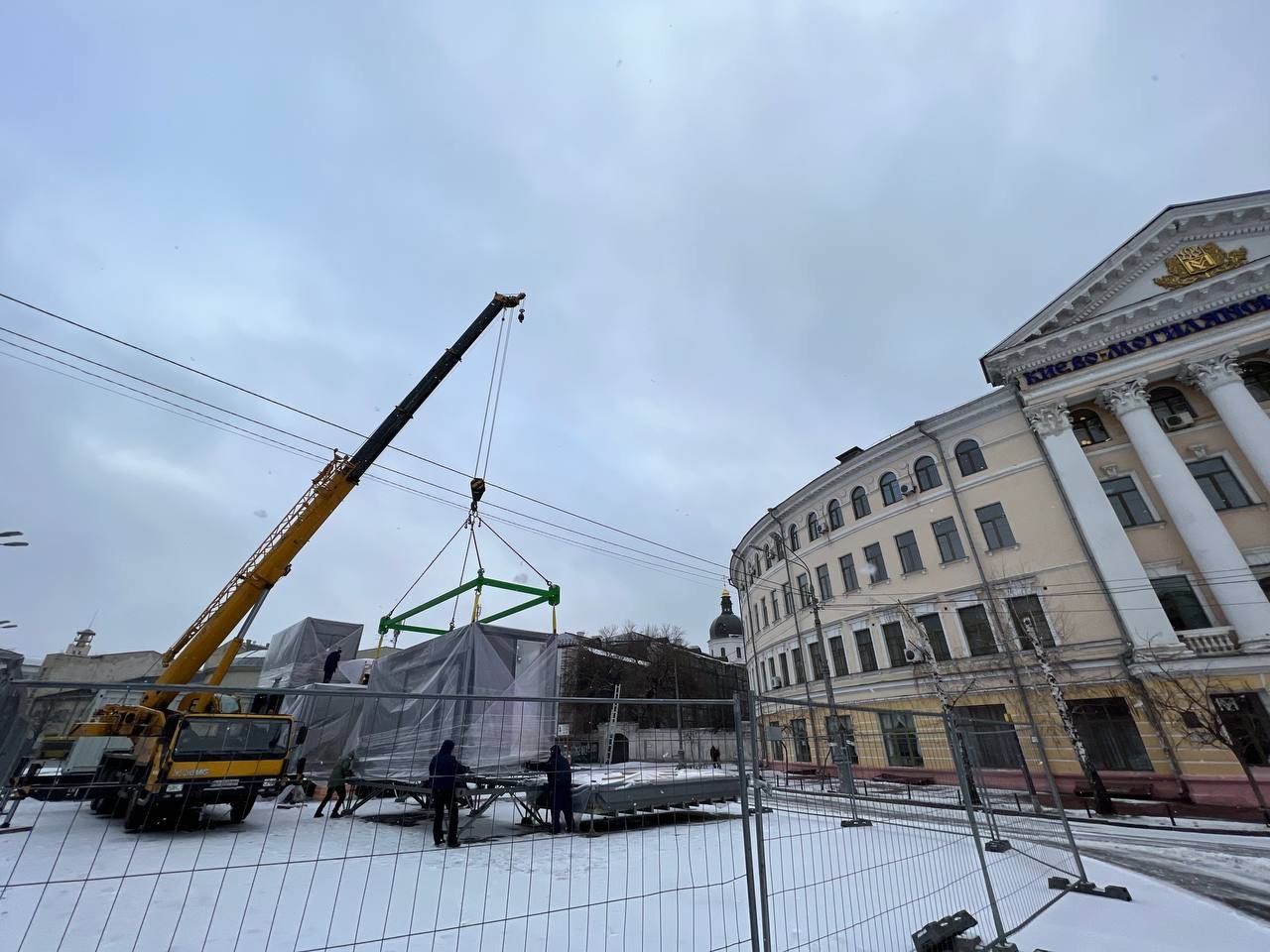 У Києві на Контрактовій площі встановлюють морські контейнери: що будують 2