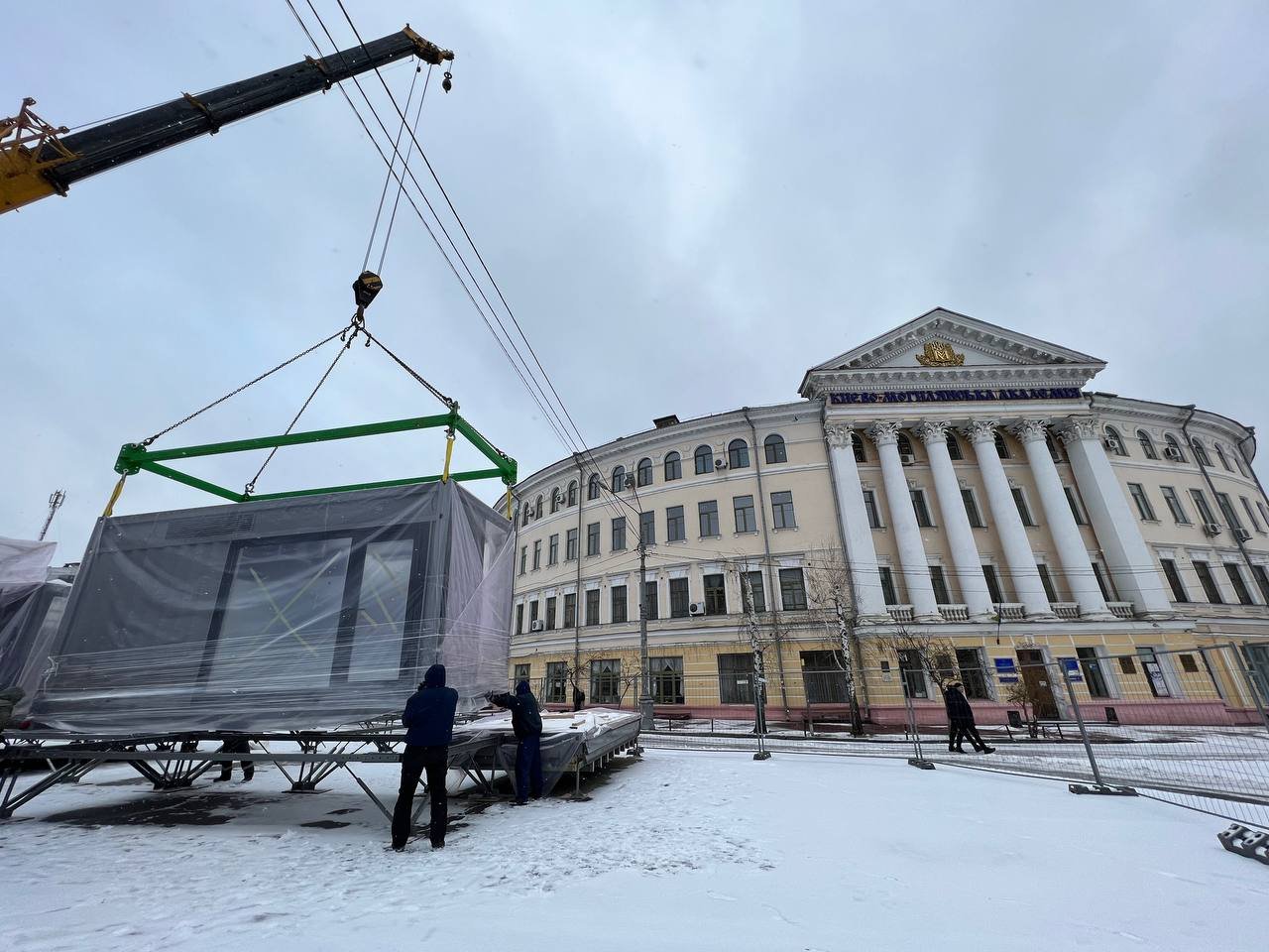 У Києві на Контрактовій площі встановлюють морські контейнери: що будують 3