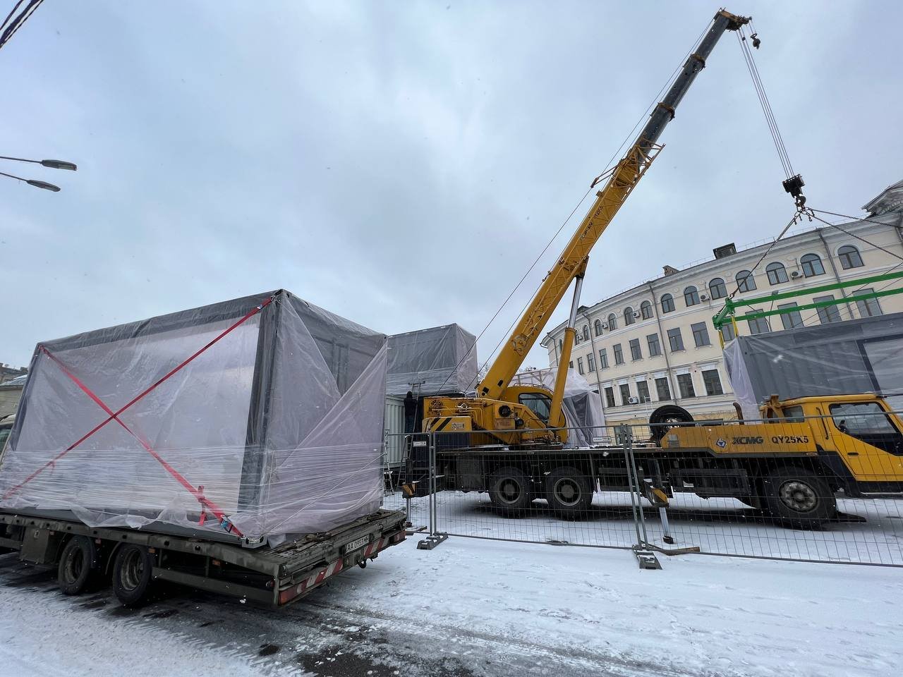 У Києві на Контрактовій площі встановлюють морські контейнери: що будують 4