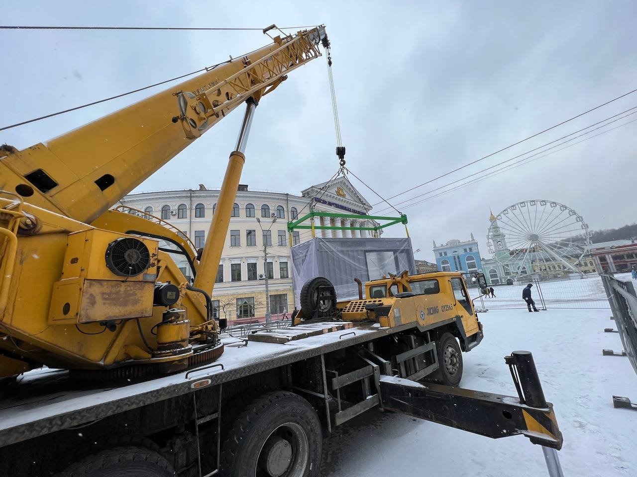 У Києві на Контрактовій площі встановлюють морські контейнери: що будують 5