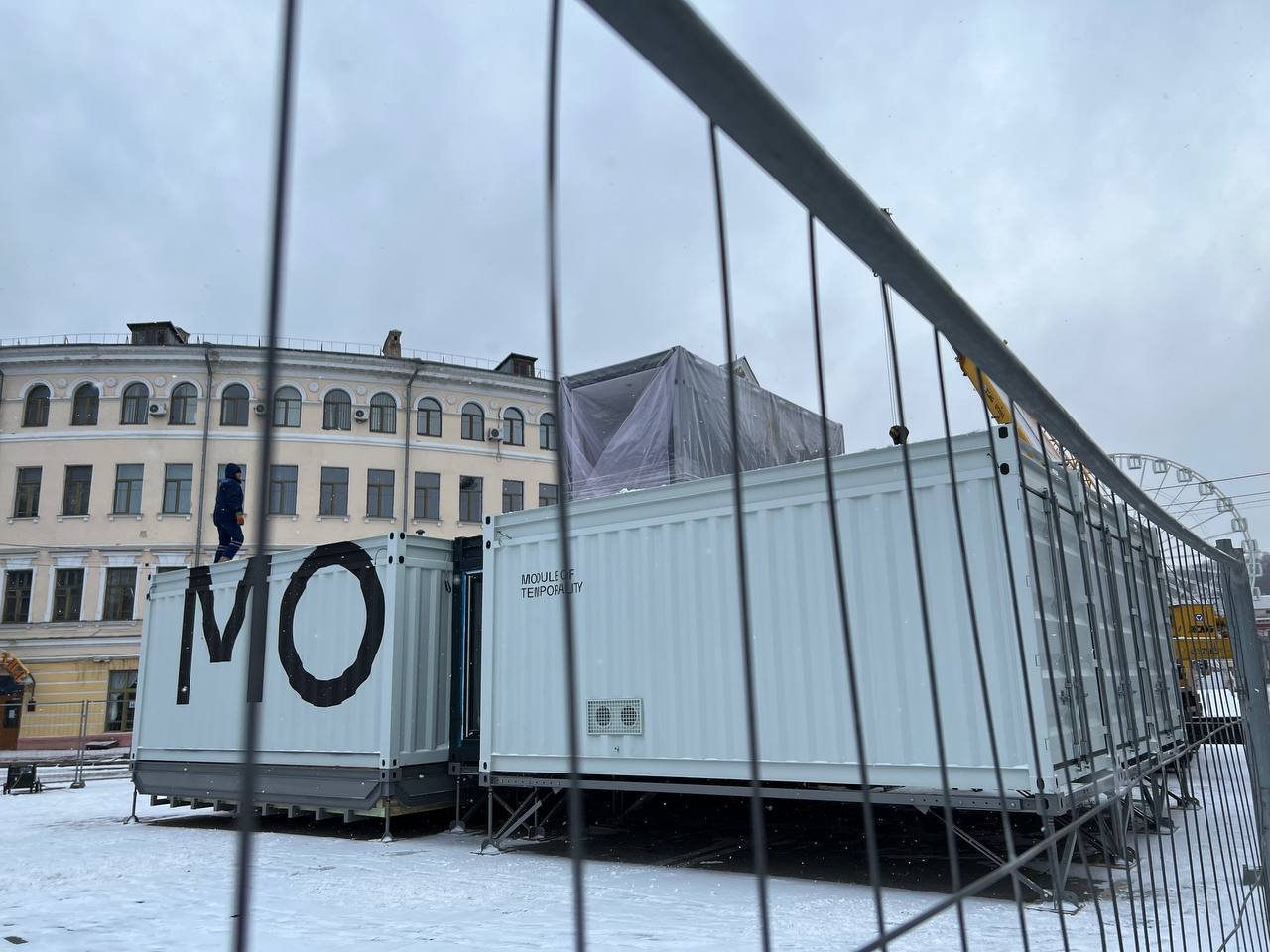 У Києві на Контрактовій площі встановлюють морські контейнери: що будують 6
