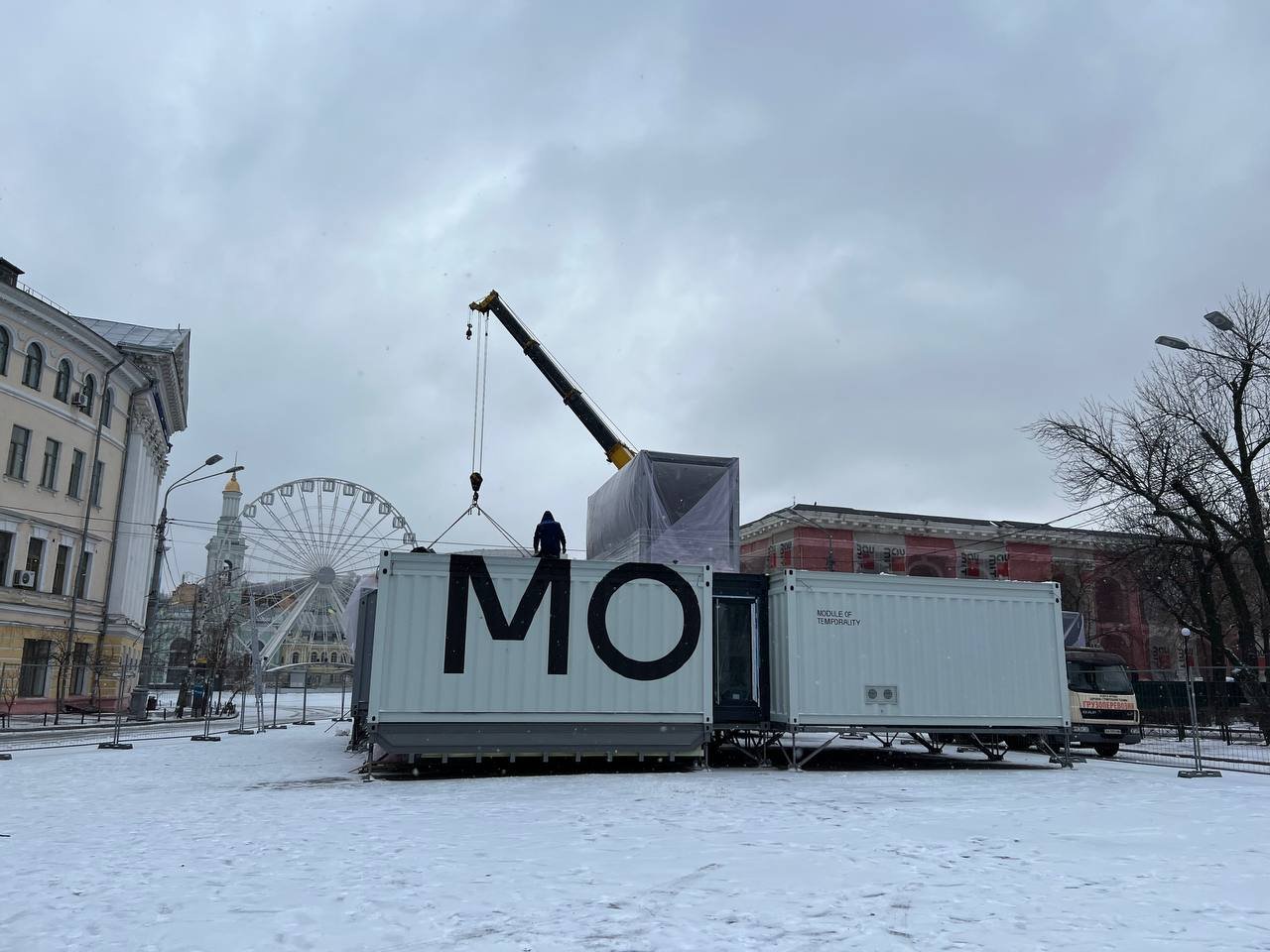 У Києві на Контрактовій площі встановлюють морські контейнери: що будують 7