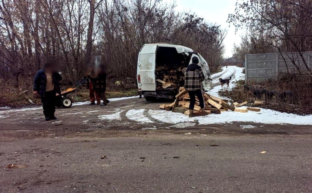 На Київщині Citroën зіштовхнувся з Merсedes, що перевозив дрова 1