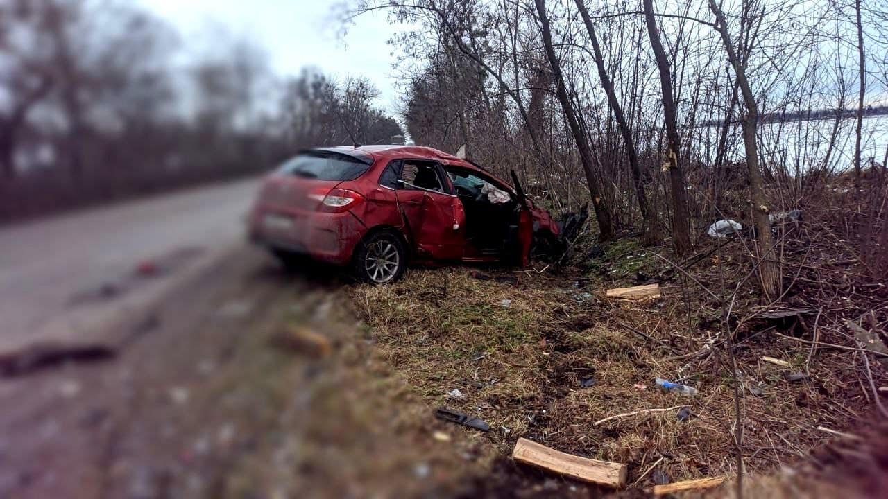 На Київщині Citroën зіштовхнувся з Merсedes, що перевозив дрова 2