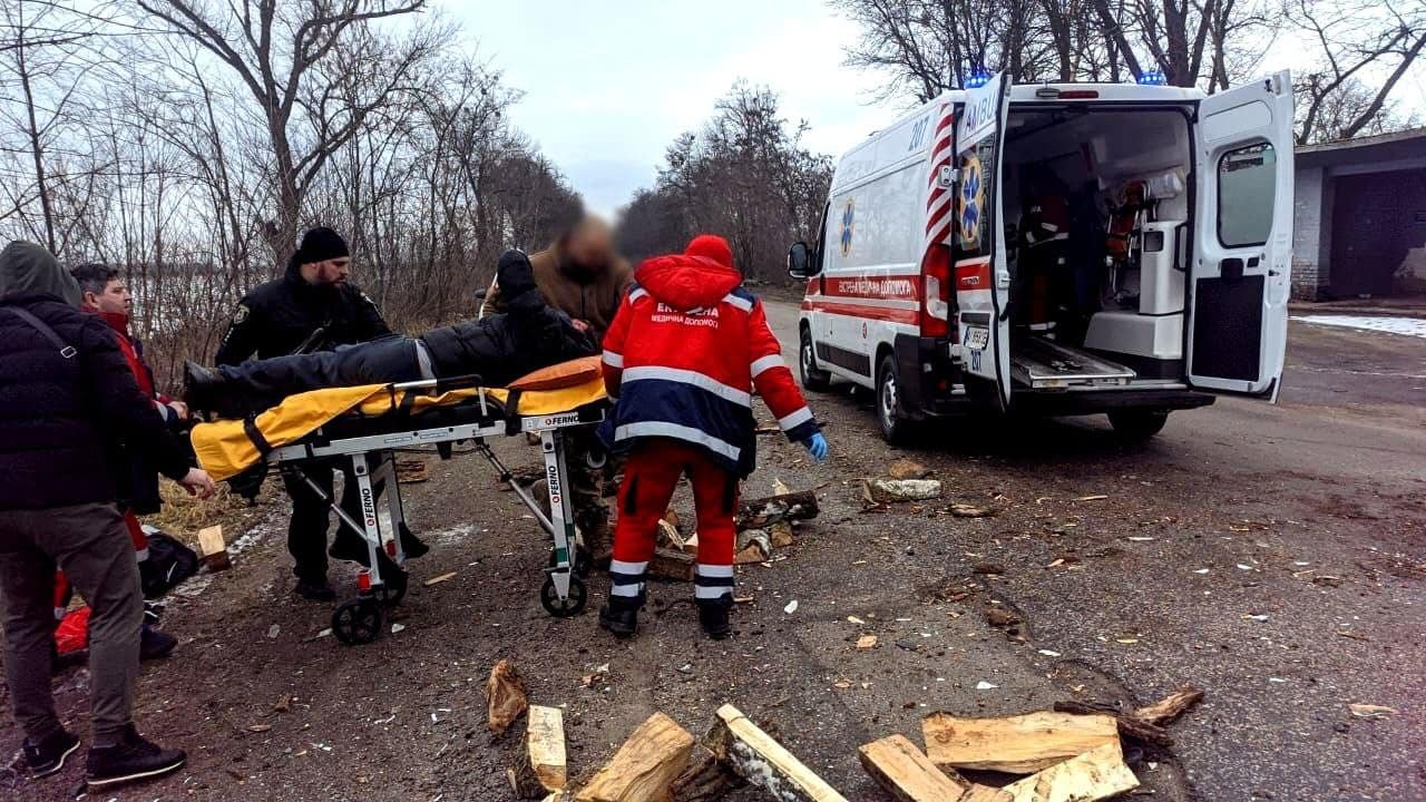 На Київщині Citroën зіштовхнувся з Merсedes, що перевозив дрова 3