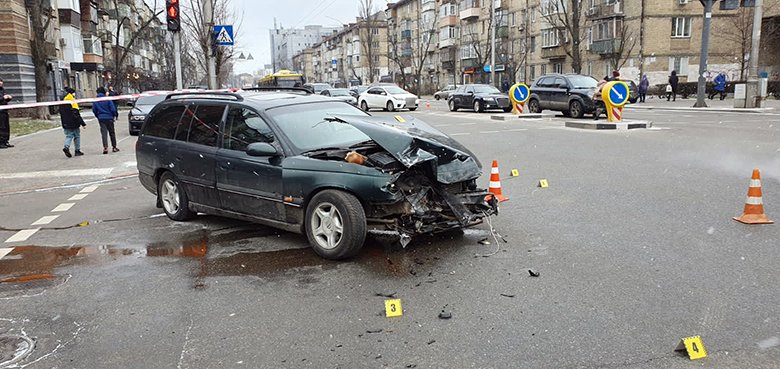 У Києві карета швидкої, що перевозила хворого, влетіла в Opel та перекинулась 1