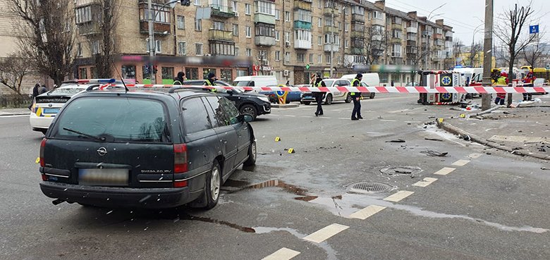 У Києві карета швидкої, що перевозила хворого, влетіла в Opel та перекинулась 3