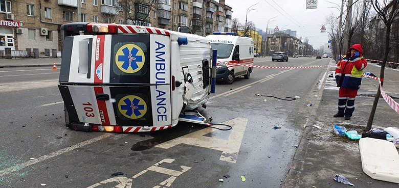 У Києві карета швидкої, що перевозила хворого, влетіла в Opel та перекинулась 4
