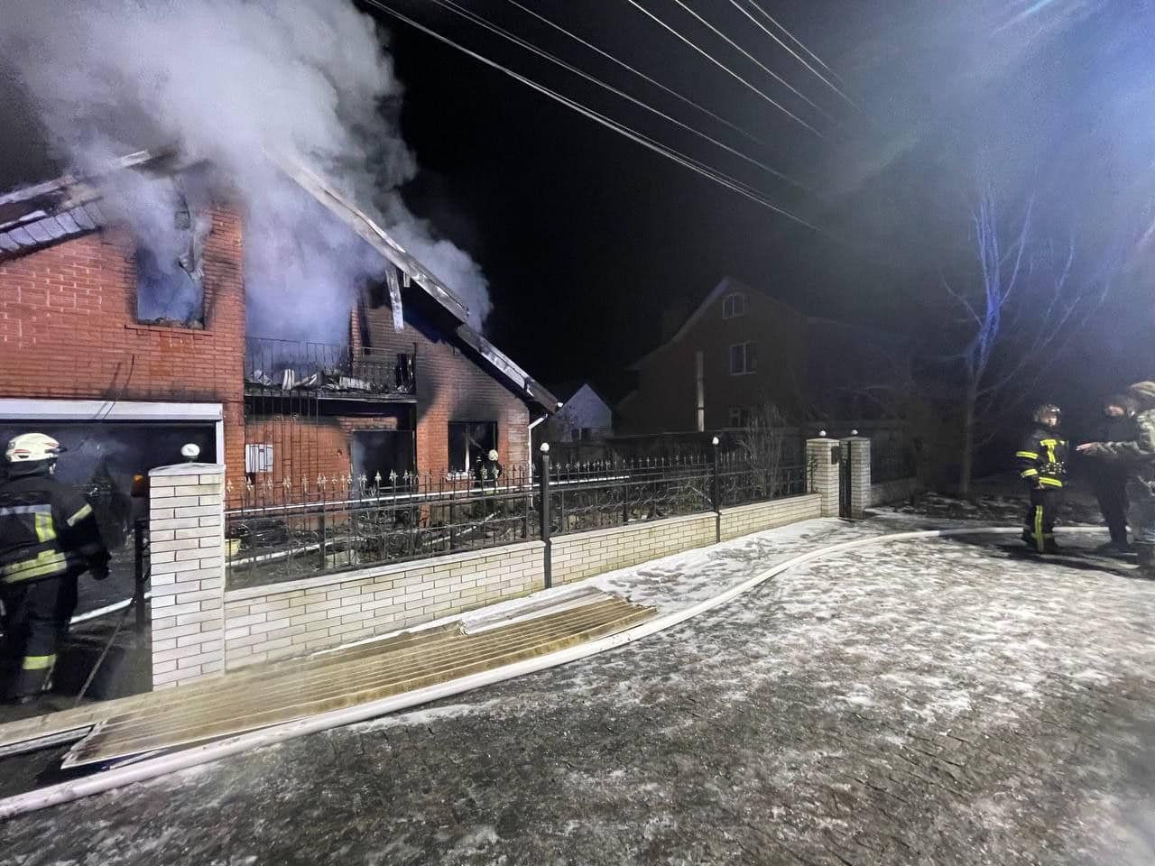 На Київщині чоловік згорів у палаючому будинку 3