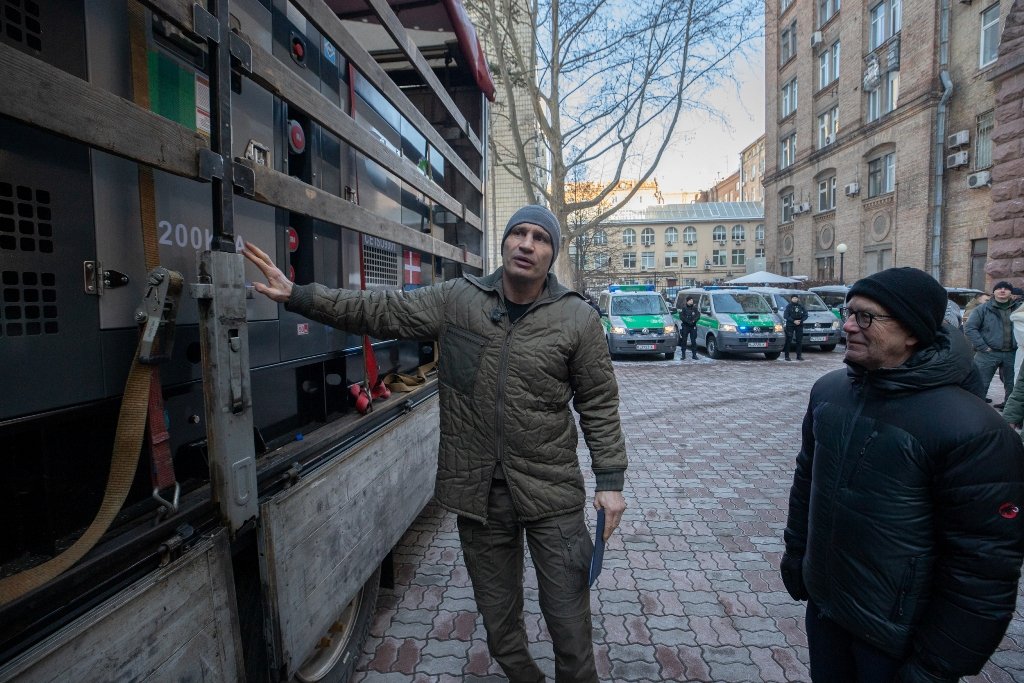 Київ отримав у допомогу поліцейські автомобілі, комунальну техніку та генератори 1