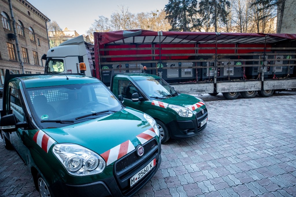 Київ отримав у допомогу поліцейські автомобілі, комунальну техніку та генератори 4