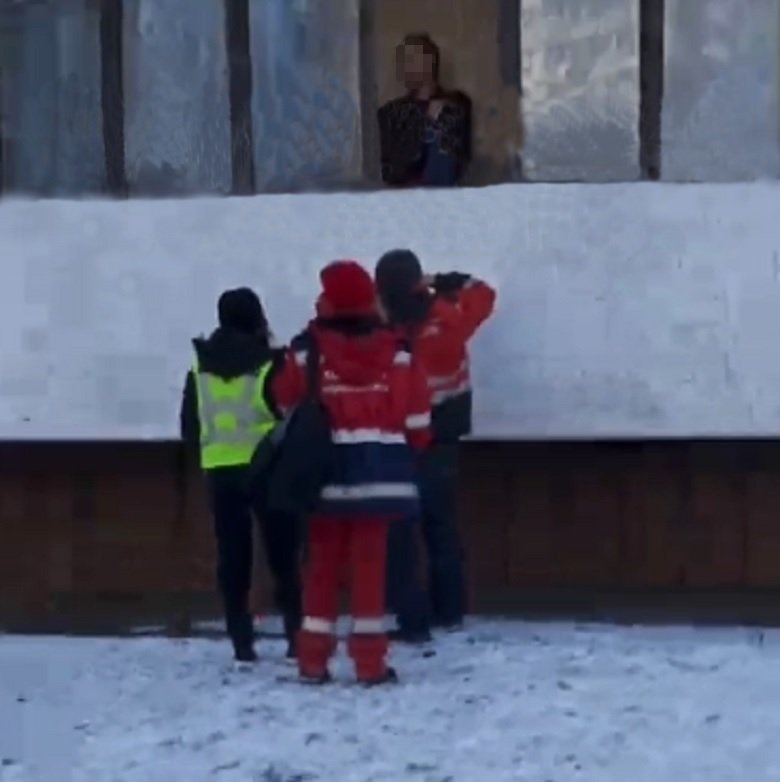 У Києві чоловік погрожував викинути з балкона тримісячну дівчинку 1