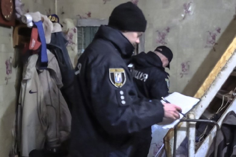 У Києві чоловік вбив товариша стільцем і зробив з ним селфі 1