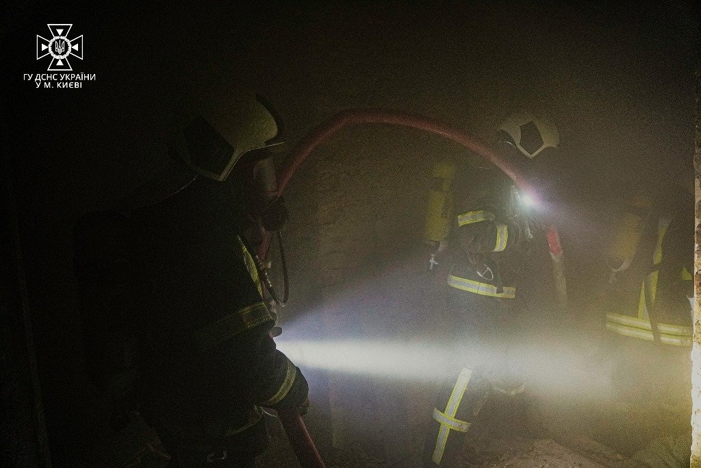 У Києві під час гасіння пожежі у будівлі знайшли тіло чоловіка 2