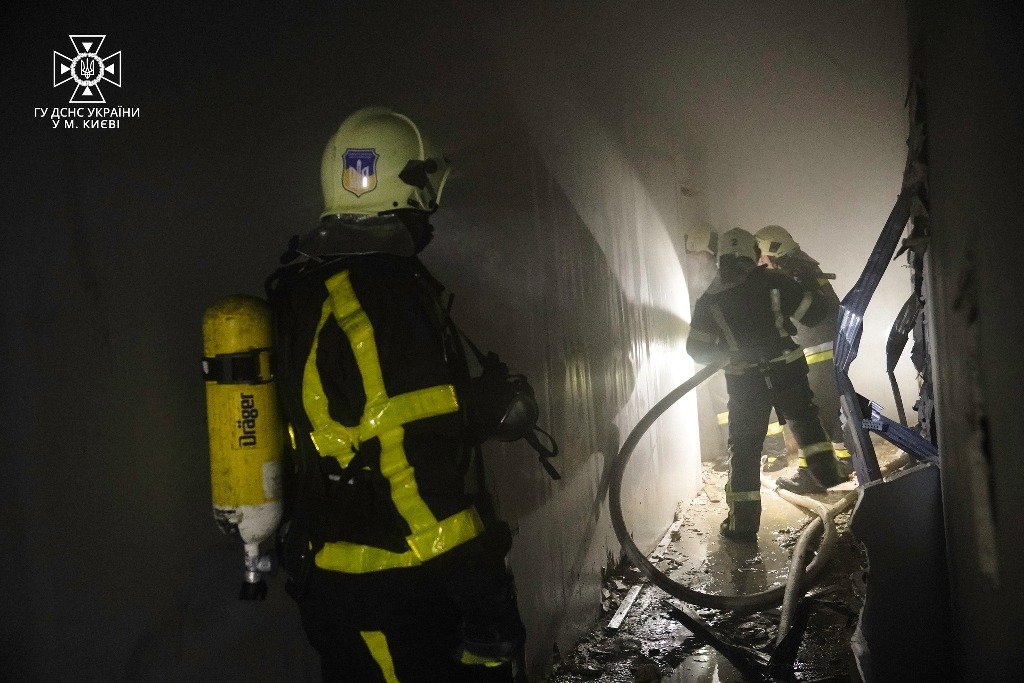 У Києві під час гасіння пожежі у будівлі знайшли тіло чоловіка 3