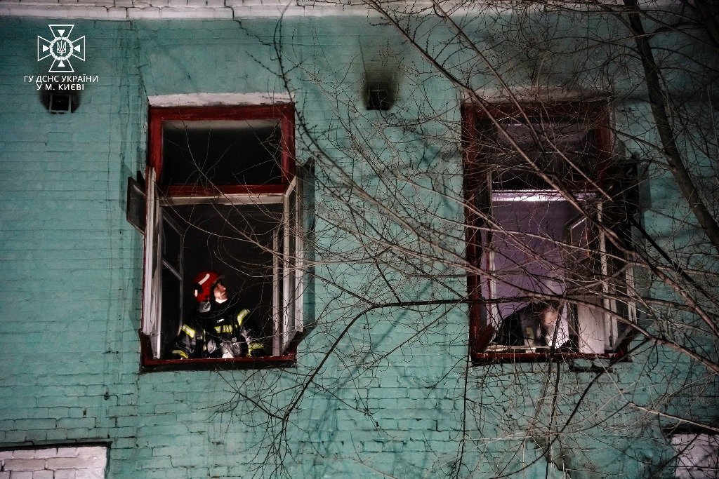 У Києві під час гасіння пожежі у будівлі знайшли тіло чоловіка 4