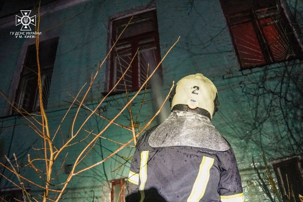 У Києві під час гасіння пожежі у будівлі знайшли тіло чоловіка 5