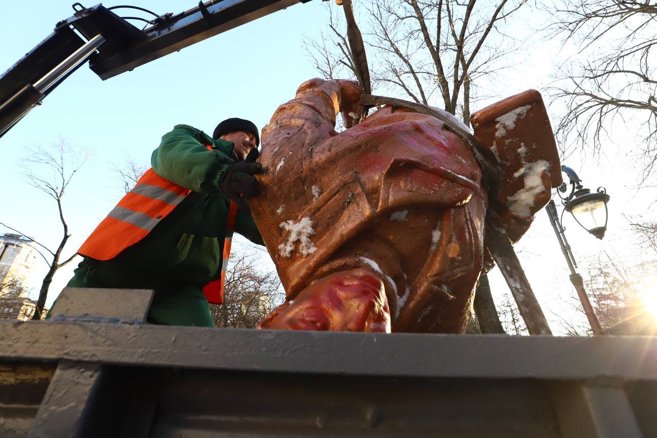 У Києві демонтували пам'ятник радянському льотчику Чкалову 1