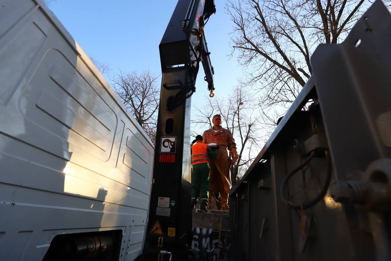 У Києві демонтували пам'ятник радянському льотчику Чкалову 2
