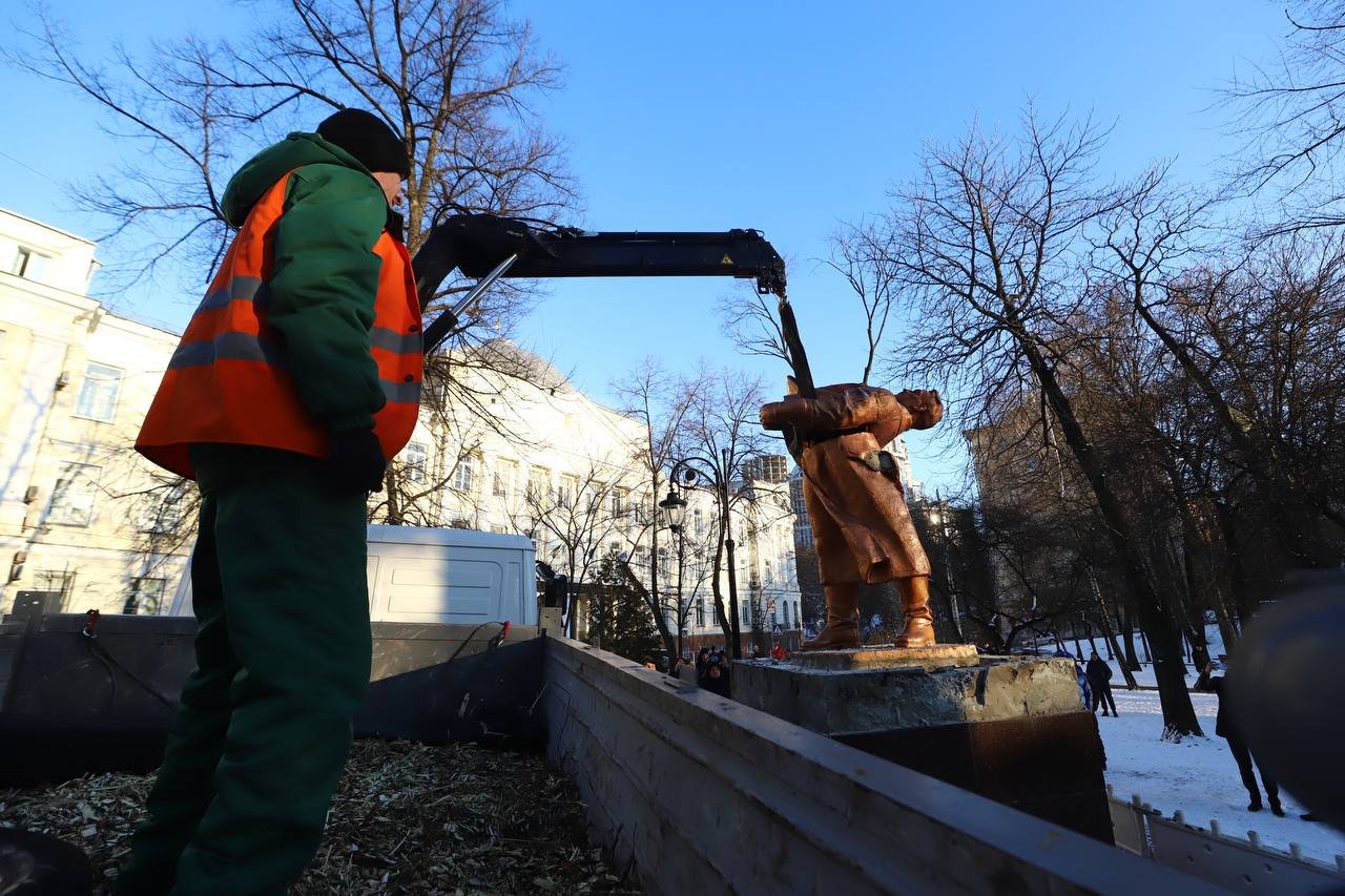 У Києві демонтували пам'ятник радянському льотчику Чкалову 4