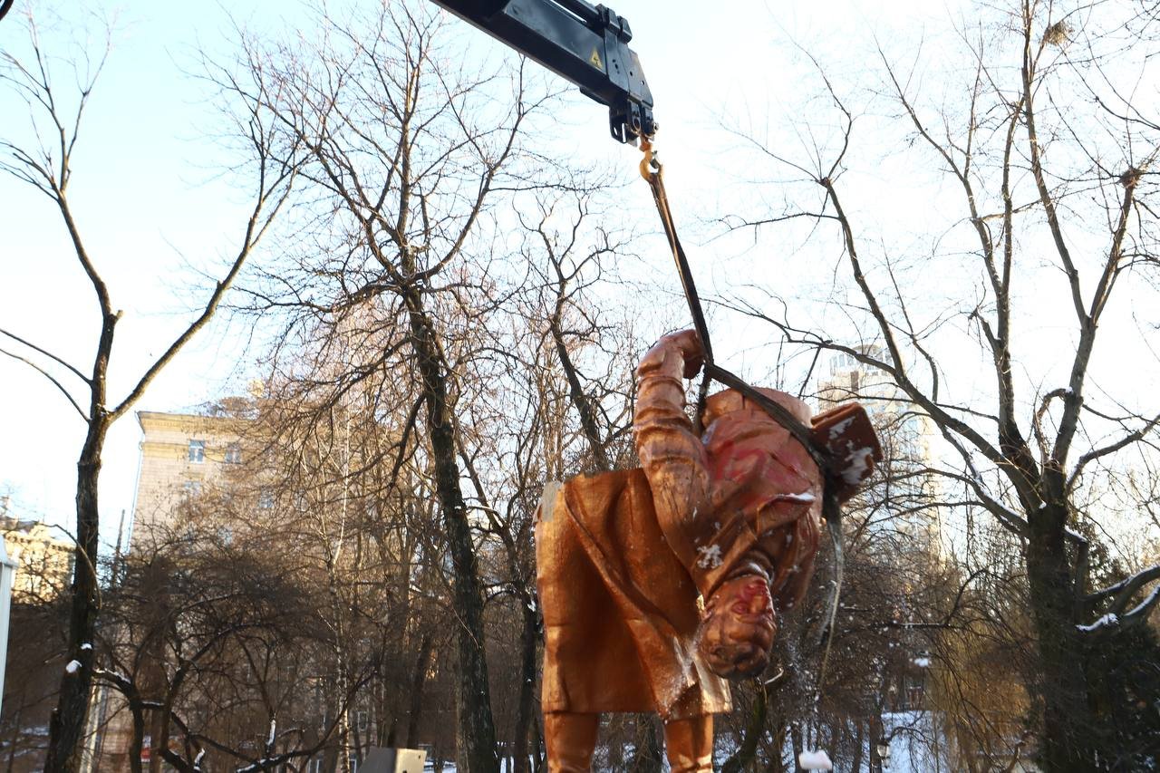 У Києві демонтували пам'ятник радянському льотчику Чкалову 6