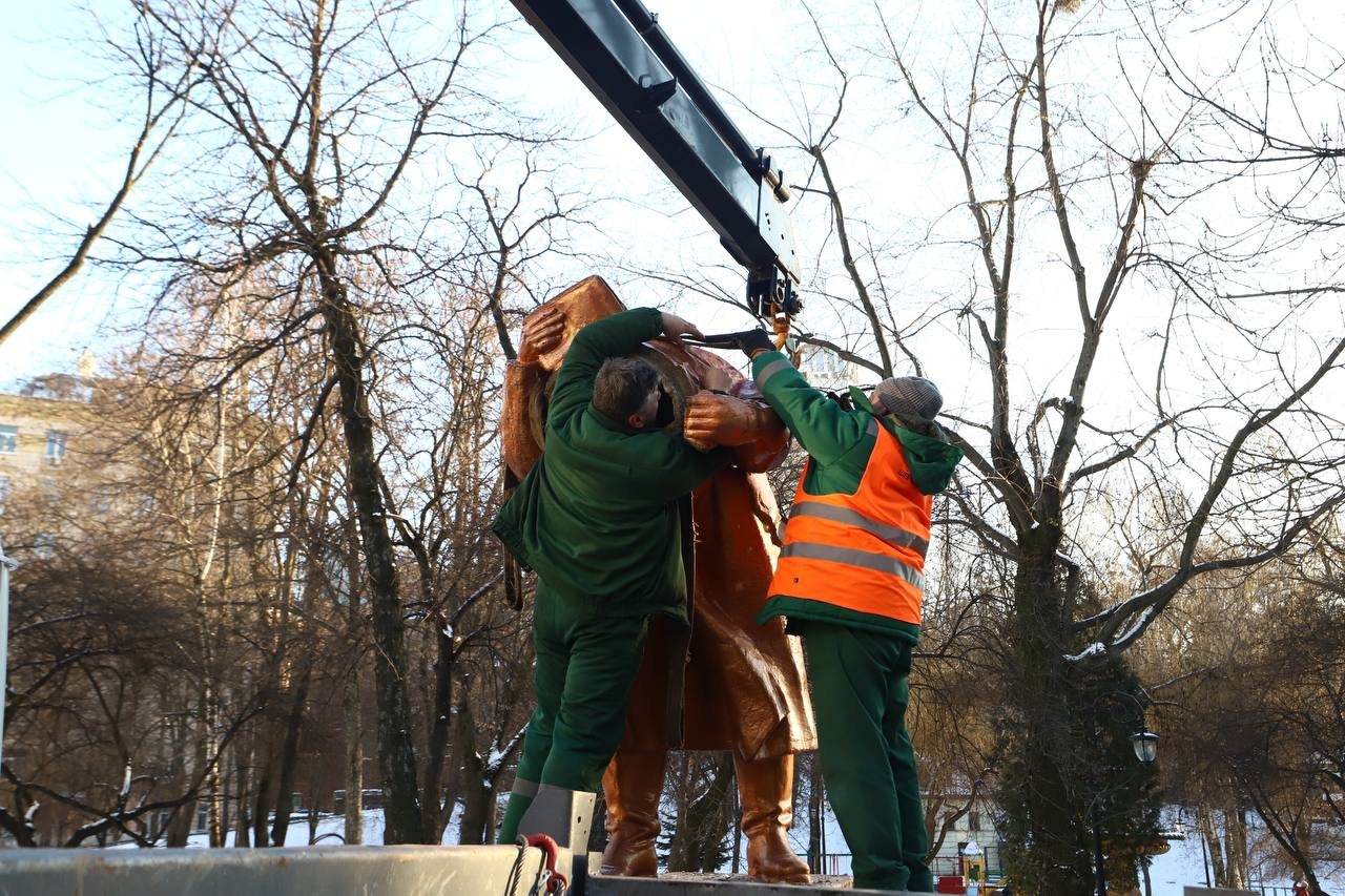 У Києві демонтували пам'ятник радянському льотчику Чкалову 8