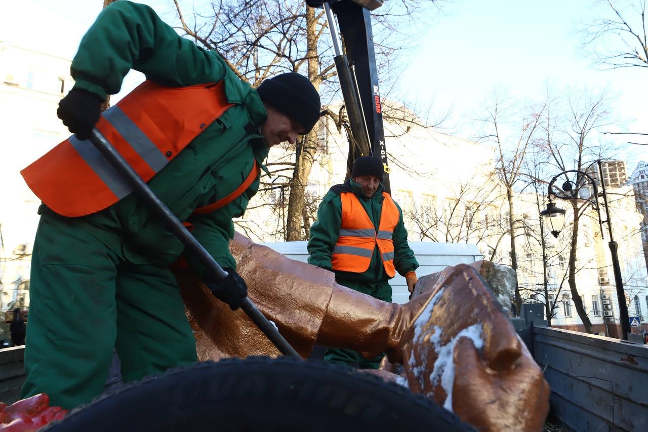 У Києві демонтували пам'ятник радянському льотчику Чкалову 10