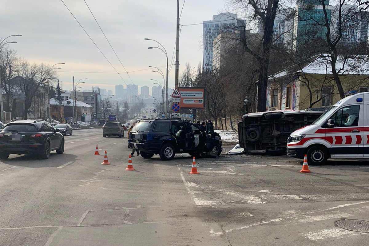 У Києві Jeep Grand Cherokee врізався у карету швидкої, яка перевозила немовля 1