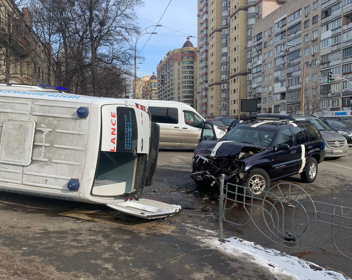 У Києві Jeep Grand Cherokee врізався у карету швидкої, яка перевозила немовля 2