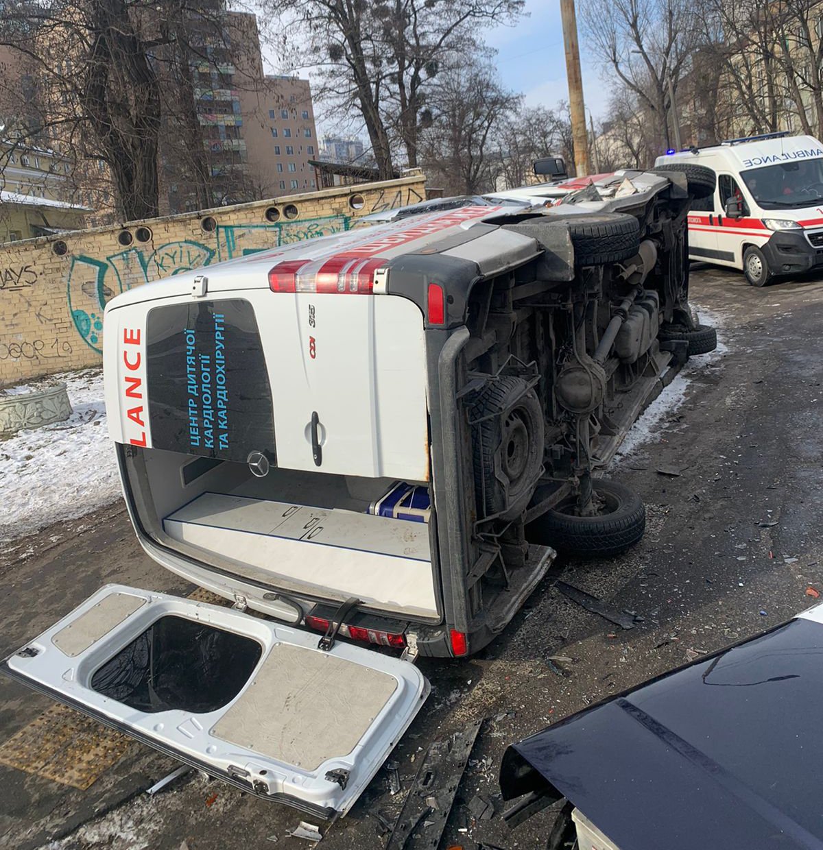 У Києві Jeep Grand Cherokee врізався у карету швидкої, яка перевозила немовля 3