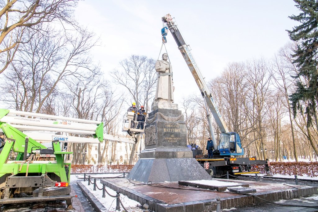 У Києві в Маріїнському парку демонтували пам’ятник радянському генералу Ватутіну 2