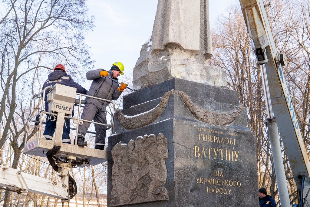 У Києві в Маріїнському парку демонтували пам’ятник радянському генералу Ватутіну 4