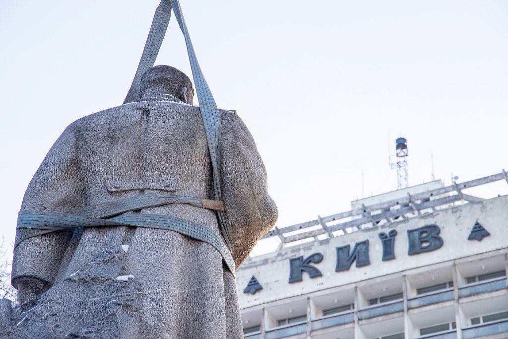 У Києві в Маріїнському парку демонтували пам’ятник радянському генералу Ватутіну 5