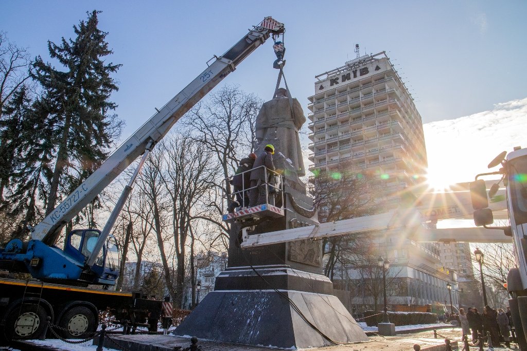 У Києві в Маріїнському парку демонтували пам’ятник радянському генералу Ватутіну 6
