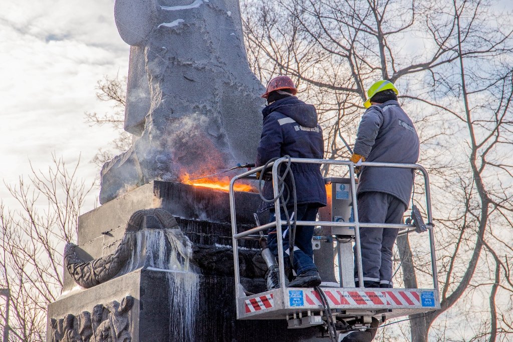 У Києві в Маріїнському парку демонтували пам’ятник радянському генералу Ватутіну 7