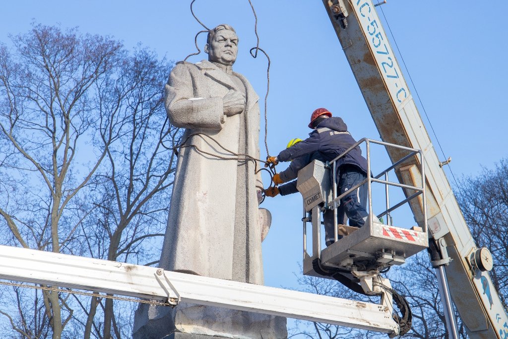 У Києві в Маріїнському парку демонтували пам’ятник радянському генералу Ватутіну 8