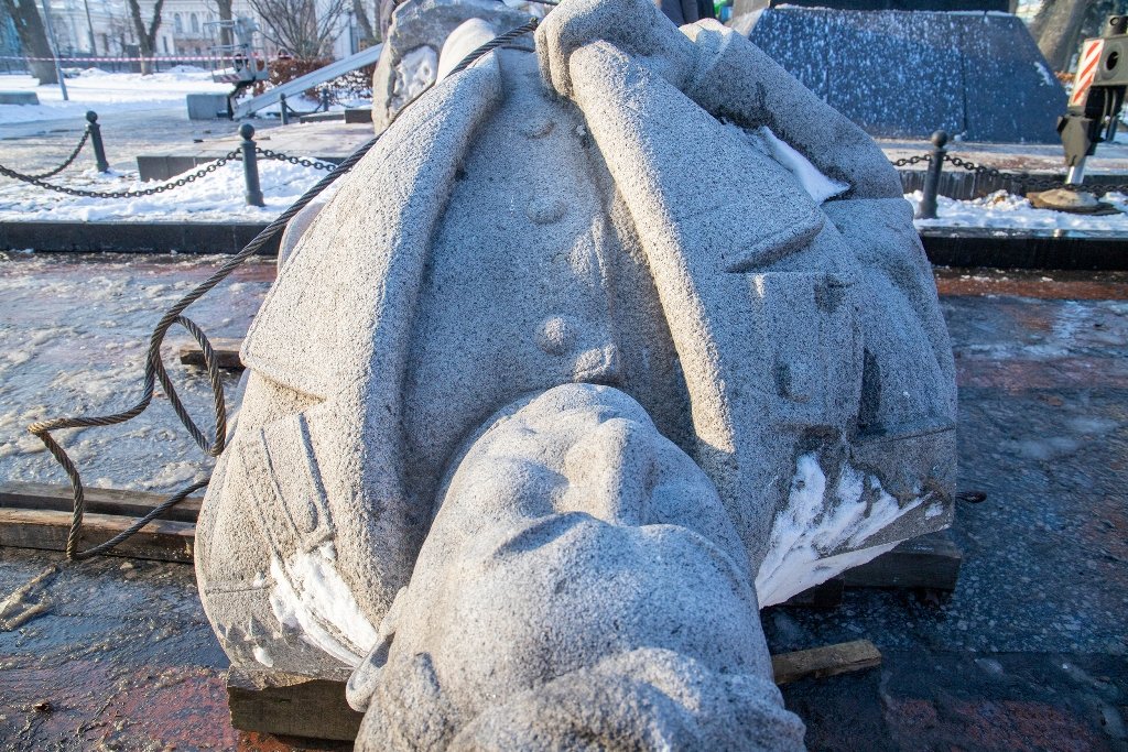 У Києві в Маріїнському парку демонтували пам’ятник радянському генералу Ватутіну 10