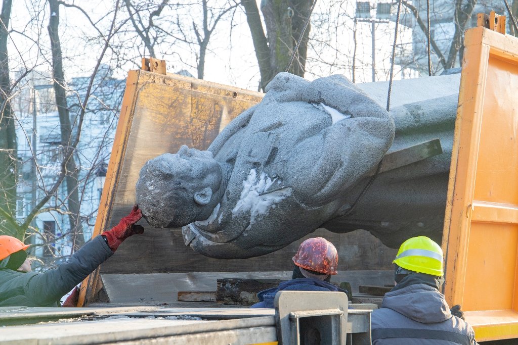 У Києві в Маріїнському парку демонтували пам’ятник радянському генералу Ватутіну 11
