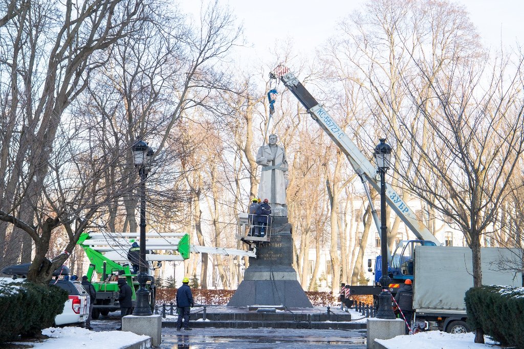 У Києві в Маріїнському парку демонтували пам’ятник радянському генералу Ватутіну 12